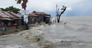 জলোচ্ছ্বাসের শঙ্কায় উপকূলবাসী; তলিয়ে গেছে কয়েকটি নিম্নাঞ্চল